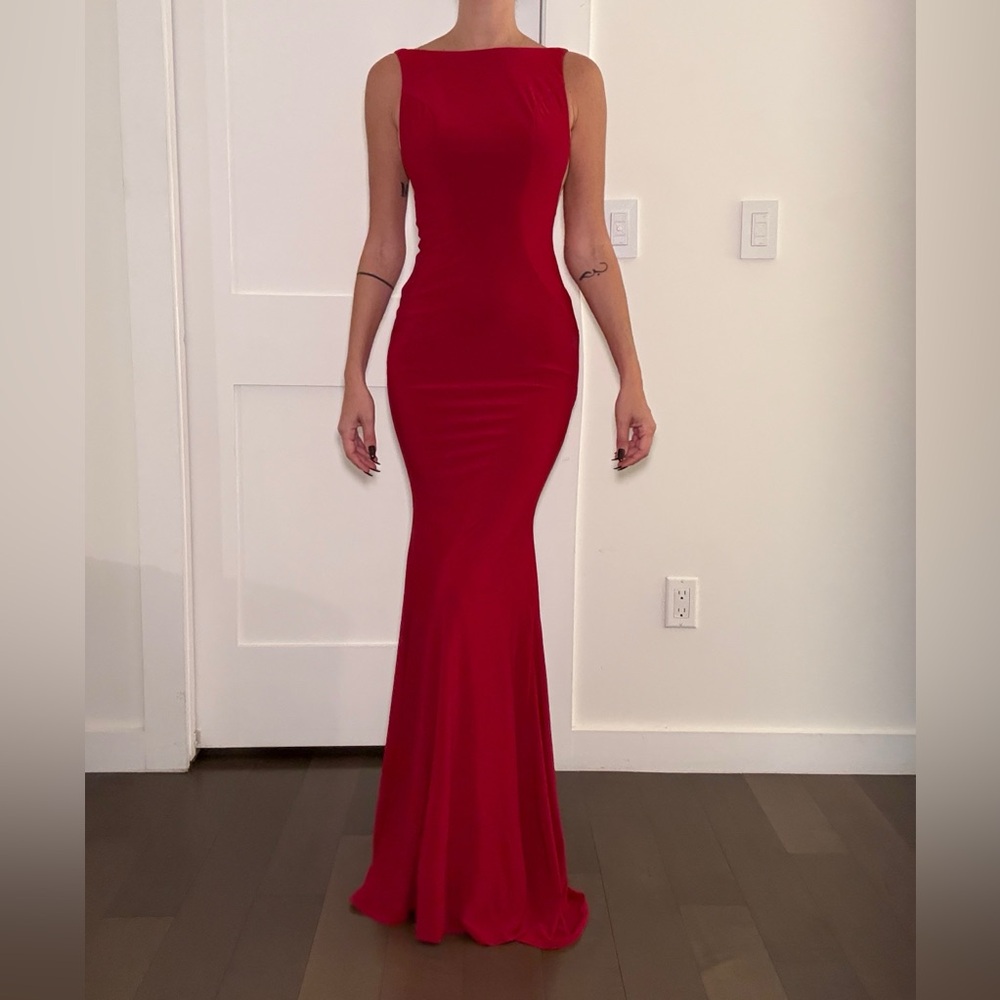 Elegant Red Sleeveless Gown
